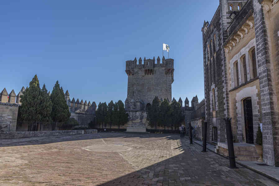 Córdoba - Almodóvar del Rio 10 - castillo de Almodóvar - patio de Armas.jpg